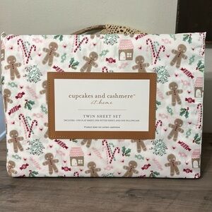 NWT CUPCAKES & CASHMERE TWIN GINGERBREAD MAN HOUSES CANDY CANES SHEET SET